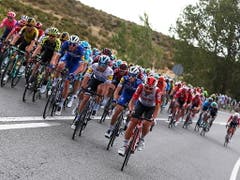 Das Fahrerfeld während der 19. Etappe der Vuelta (Bild: KEYSTONE/EPA EFE/JAVIER LIZON)