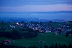 Blick auf Speicher und auf den Bodensee von der Hohen Buche um 6.30h. Die Fähre Romanshorn - Friedrichshafen ist bereits unterwegs. (Bild: Hans Aeschlimann)