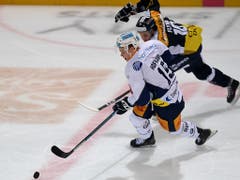 Zugs neuer Hoffnungsträger Gregory Hofmann läuft Ambris Bryan Flynn davon (Bild: KEYSTONE/Ti-Press/SAMUEL GOLAY)