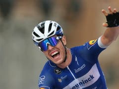 Rémi Cavagna feiert seinen Solosieg in der 19. Etappe der Vuelta (Bild: KEYSTONE/EPA EFE/JAVIER LIZON)