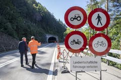 Für den Langsamverkehr bleibt die Strasse weiterhin gesperrt. (Bild: Urs Flüeler/Keystone, Sisikon, 13. September 2019)
