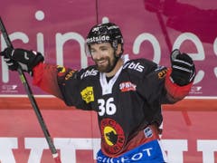 Berns Mark Arcobello freut sich nach seinem Tor zum 5:3 beim Meisterschaftsauftakt gegen die Rapperswil-Jona Lakers. Am Ende siegte der Meister 6:3 (Bild: KEYSTONE/ALESSANDRO DELLA VALLE)