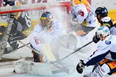Zum Schluss war jedoch noch einmal die ganze Klasse des mehrfachen Meister-Torhüters Leonardo Genoni gefragt. In der letzten Spielminute stürmte Ambri mit einem Mann mehr auf das Zuger Tor. (Bild: Samuel Golay/Keystone, Ambri, 13. September 2019)