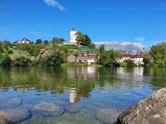 Werdenbergersee mit Schloss. Wunderbares Wetter für die 5 Schlössertour mit dem Velo. (Bild: Stephan Lendi)