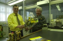 Posthalter Anton Durrer (links) verabschiedet seinen Mitarbeiter Otto Wallimann. (Bild: Josef Reinhard, 29. März 2003)