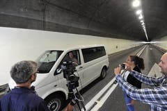 Marcel Giger aus Amden fährt als Erster durch Strasse und wird sogleich von Medienleuten umgarnt. (Bild: Urs Hanhart, Sisikon, 13. September 2019)