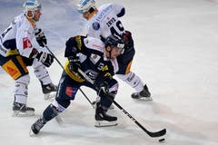 Marco Müller lässt die beiden Zuger Verteidiger und Torschützen Johann Morant und Miro Zryd aussteigen. (Bild: Samuel Golay/Keystone, Ambri, 13. September 2019)