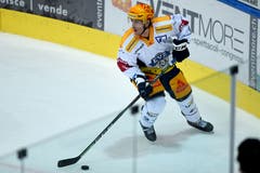 Die Zuger blieben auch in der Folge spielbestimmend und erhöhten noch im ersten Drittel auf 2:0. Hier versucht Captain Raphael Diaz, ein Spielzug zu lancieren. (Bild: PPR/Samuel Golay, Ambri, 13. September 2019)