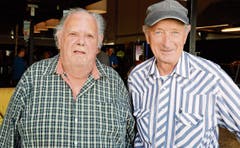 Marcel Willi (links) und Kurt Marti sind ehemalige Arbeitskollegen und geniessen die Ausstellung.