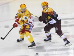 Toni Rajala (links) gewann mit Biel auch die zweite Partie. Der Weltmeister aus Finnland traf gegen Genève-Servette wie bereits am Vortag (Bild: KEYSTONE/SALVATORE DI NOLFI)