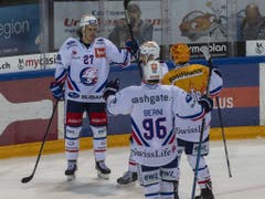 Die Spieler der ZSC Lions mit Roman Wick (hinten) feiern das 1:0 auswärts gegen Zug (Bild: KEYSTONE/URS FLUEELER)