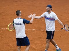 Filip Polasek (links) und Igor Zelenay werden ihrer Favoritenrolle gerecht (Bild: KEYSTONE/EPA/JAKUB GAVLAK)