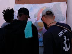 Blick auf die Europakarte. Die 82 Bootsflüchtlinge an Bord des Rettungsschiffs «Ocean Viking» dürfen in Lampedusa an Land gehen. (Bild: KEYSTONE/AP/RENATA BRITO)