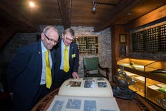 Peter Bucher und Heinz Sper blättern durch das geschichtsträchtige Fotoalbum der Weyzunft. (Bild: Eveline Beerkircher, Luzern, 14. September 2019)