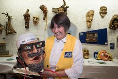 Cornelia Crespi zeigt eine Maske. Die Haarpracht besteh hier aus Stahlwolle. (Bild: Eveline Beerkircher, Luzern, 14. September 2019)