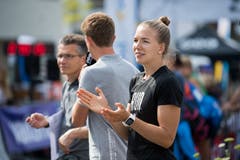 Géraldine Ruckstuhl feuert die Läuferinnen und Läufer vom Strassenrand aus an. (Bild: Eveline Beerkircher, Littau, 14. September 2019)
