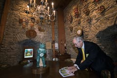 Karl Nussbaumer, ehemaliger Wey-Zunftmeister, führt die Gäste durch den Pulverturm. (Bild: Eveline Beerkircher, Luzern, 14. September 2019)