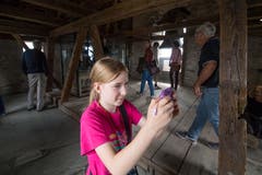 Giulia fotografiert im Zytturm. (Bild: Eveline Beerkircher, Luzern, 14. September 2019)