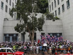 Vor dem britischen Konsulat in Hongkong riefen Regierungskritiker die frühere Kolonialmacht auf, dafür zu sorgen, dass China seine Verpflichtungen gemäss dem Rückgabeabkommen einhält, insbesondere das Prinzip «ein Land, zwei Systeme». (Bild: KEYSTONE/EPA/JEROME FAVRE)