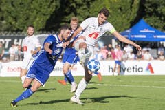 Der Luzerner Pascal Schürpf (rechts) kommt vor Stefano Geri von Wohlen an den Ball. Bild: Keystone/Urs Flüeler (Wohlen, 15. September 2019)