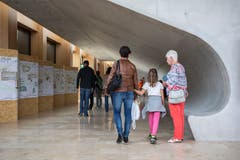Die Besucherinnen und Besucher wandeln in den Gängen des neuen HSLU-Gebäudes. (Bild: Patrick Hürlimann, Rotkreuz, 14. September 2019)