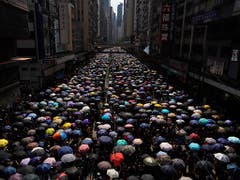 Zehntausend Regierungskritiker sind am Sonntag in Hongkong auf die Strasse gegangen - trotz des Verbots einer Grossdemonstration. (Bild: KEYSTONE/AP/VINCENT YU)