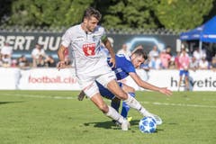 Der Luzerner Pascal Schürpf (links) zieht an Stefano Geri von Wohlen vorbei. Bild: Keystone/Urs Flüeler (Wohlen, 15. September 2019)