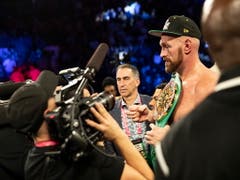 Fury musste gegen den klaren Aussenseiter über die volle Distanz von zwölf Runden gehen, ehe er sich einstimmig nach Punkten (116:112, 117:111, 118:110) durchsetzte (Bild: KEYSTONE/EPA/ETIENNE LAURENT)