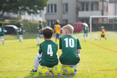 Die Ersatzspieler beobachten das Spiel. (Bild: Claudio de Capitani)