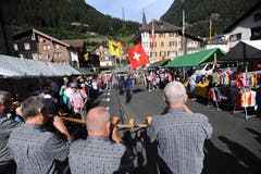 Alphornbläser und Fahnenschwinger sorgen für eine festliche Stimmung beim lokalen Markt. (Bild: Urs Hanhart, 14. September 2019)