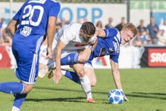 Der Luzerner Simon Grether (Mitte) im Zweikampf gegen Nicolas Künzli von Wohlen. Bild: Keystone/Urs Flüeler (Wohlen, 15. September 2019)