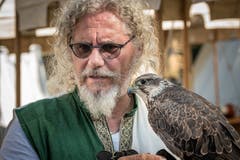 Ein Falkner mit seinem Vogel. Bild: Christian H. Hildebrand (Zug, 15. September 2019)
