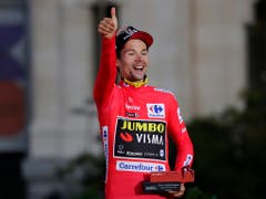 Primoz Roglic feiert auf dem Siegerpodium seinen Vuelta-Sieg (Bild: KEYSTONE/AP/MANU FERNANDEZ)