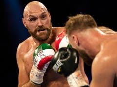 Der frühere Schwergewichts-Weltmeister Tyson Fury (links) fügte dem zuvor ungeschlagenen Schweden Otto Wallin bei einem Kampf in Las Vegas die erste Niederlage zu (Bild: KEYSTONE/EPA/ETIENNE LAURENT)