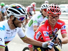 Der Gesamtsieger Primoz Roglic (rechts) und der Gesamtzweite Alejandro Valverde genehmigen sich in der letzten Etappe ein Bier (Bild: KEYSTONE/EPA EFE/JAVIER LIZON)