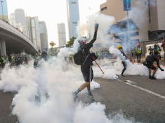 Vor dem Regierungssitz kam es dann zu Zwischenfällen. Demonstranten werfen Tränengas-Kanister der Polizei zurück. (Bild: KEYSTONE/EPA/VIVEK PRAKASH)