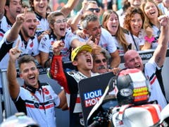Der japanische Moto3-Fahrer Tatsuki Suzuki freut sich über seinen ersten GP-Sieg (Bild: KEYSTONE/EPA ANSA/ALESSIO MARINI)