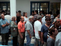 Bei der Präsidentschaftswahl in Tunesien haben sich lange Schlangen vor den Wahllokalen gebildet, so in La Marsa, einem Vorort von Tunis. (Bild: KEYSTONE/AP/MOSA'AB ELSHAMY)