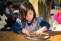 Die Kinder durften Steine schleifen. Bild: Christian H. Hildebrand (Zug, 15. September 2019)