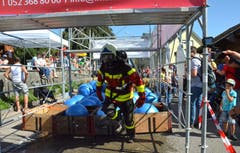 Lukas Kappeler meisterte den Xtreme Run in Feuerwehr-Vollmontur.