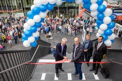 Die Personenüberführung über dem Bahnhof Rotkreuz ist fertig und wird anlässlich des «Suurstoffi Open Days» eröffnet. (Bild: Patrick Hürlimann, Rotkreuz, 14. September 2019)