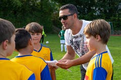 Grosshöchsttetten-Trainer Pal Jahaj gibt seinen Spielern Anweisungen. (Bild: Claudio de Capitani)