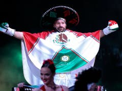 Tyson Fury lief in einem mexikanischen Festumhang zum Ring (Bild: KEYSTONE/FR159466 AP/ISAAC BREKKEN)