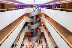 Weiter wurde das neue Gebäude der HSLU besichtigt. Hier im Bild ist die architektonisch prägnante Wendeltreppe. (Bild: Patrick Hürlimann, Rotkreuz, 14. September 2019)