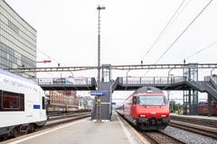 Die Überführung ermöglicht den Pendlerinnen und Pendler, direkt von den Gleisen in das Suurstoffi-Areal zu gehen. (Bild: Patrick Hürlimann, Rotkreuz, 14. September 2019)