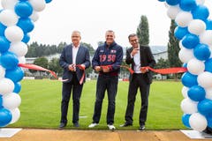 Auch der neue Fussballplatz wird anlässlich des «Suurstoffi Open Days» feierlich eröffnet. Im Bild (von links): Regierungsrat Heinz Tännler, Claudio Carbone (Präsident FC Rotkreuz) und Gemeindepräsident Peter Hausherr. (Bild: Patrick Hürlimann, Rotkreuz, 14. September 2019)