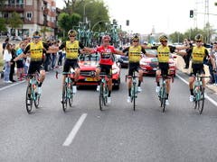 Das Team Jumbo-Visma mit Gesamtsieger Primoz Roglic posieren in der letzten Etappe für die Fotografen (Bild: KEYSTONE/EPA EFE/JAVIER LIZON)