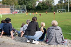Die Eltern beobachten die Spielform mit 7 gegen 7. (Bild: Claudio de Capitani)