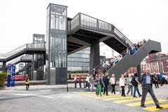 Die ersten Leute gehen über die Überführung. (Bild: Patrick Hürlimann, Rotkreuz, 14. September 2019)