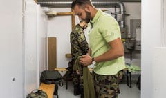 Soldat Eric Bayer misst den Blutdruck von Heimbewohner Christof Schiess.Bilder: Lisa Jenny